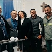 Irmãos reunidos no altar